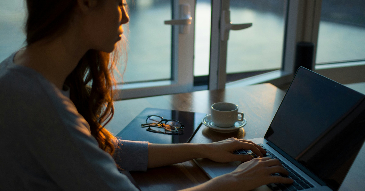 Perfeksjonist jobber på laptop