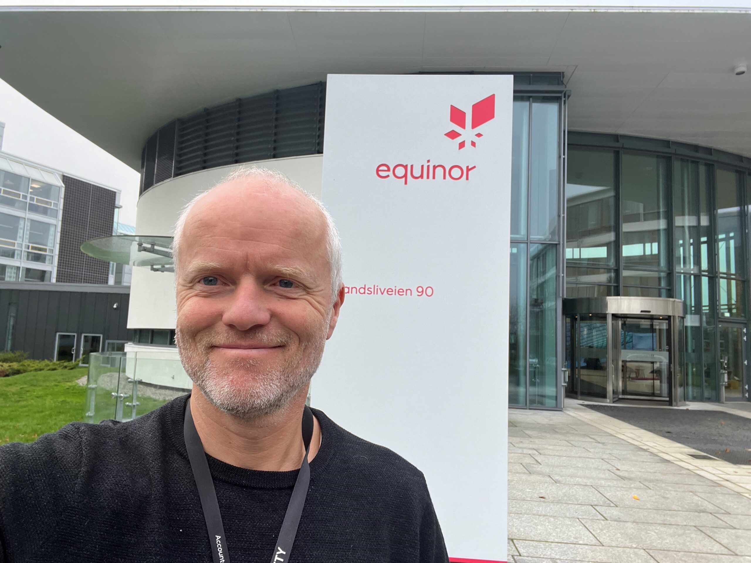 Ole Hermanrud foran Equinor sitt kontor.